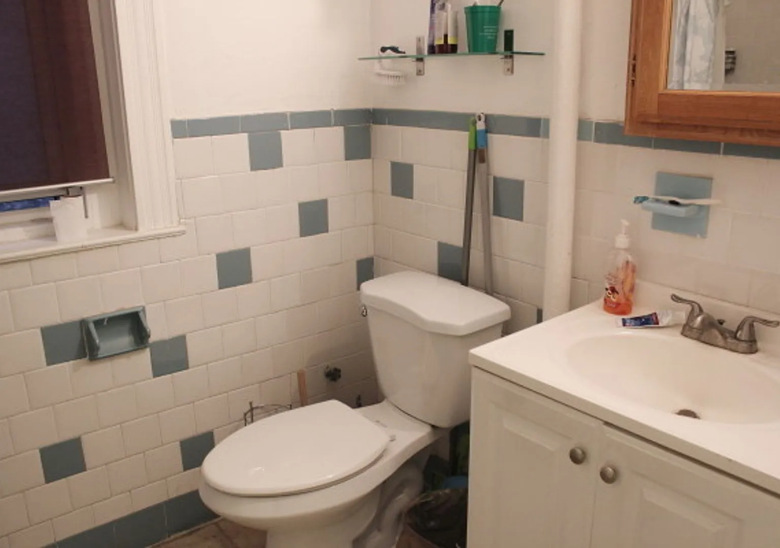 Spacious 5-Bedroom, 2-Bath Apartment Heat & Hot Water Included! — Photo 4