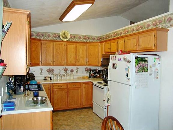 Kitchen w/ Vaulted Ceilin