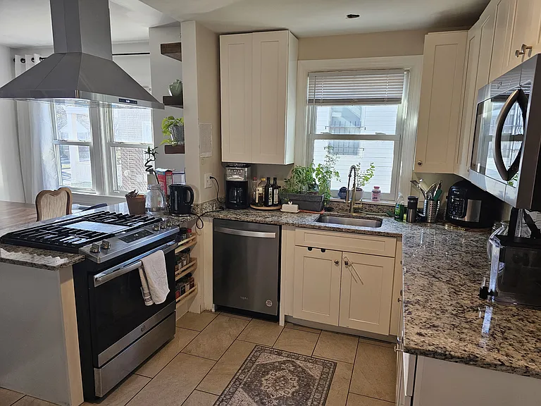 2215 32nd St SE — Photo 2