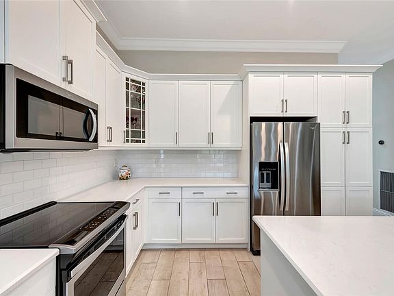 3rd image of 1275 Saint Georges Ln