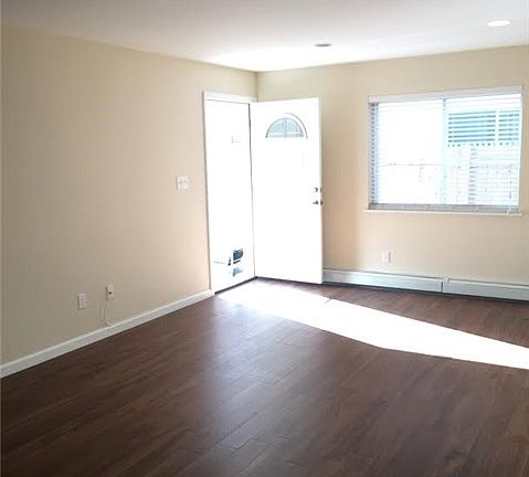 4th image of 261 E Pine St