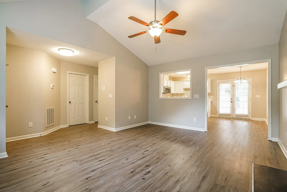 3 bed, 2.0 bath, 1246 sqft, $2,160 — Photo 4