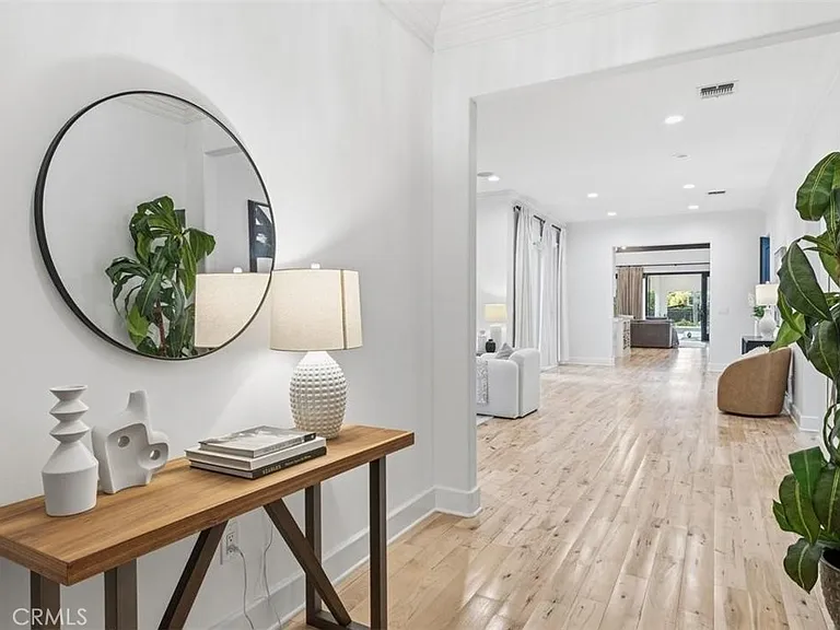 22953 Oxnard St — Photo 26
