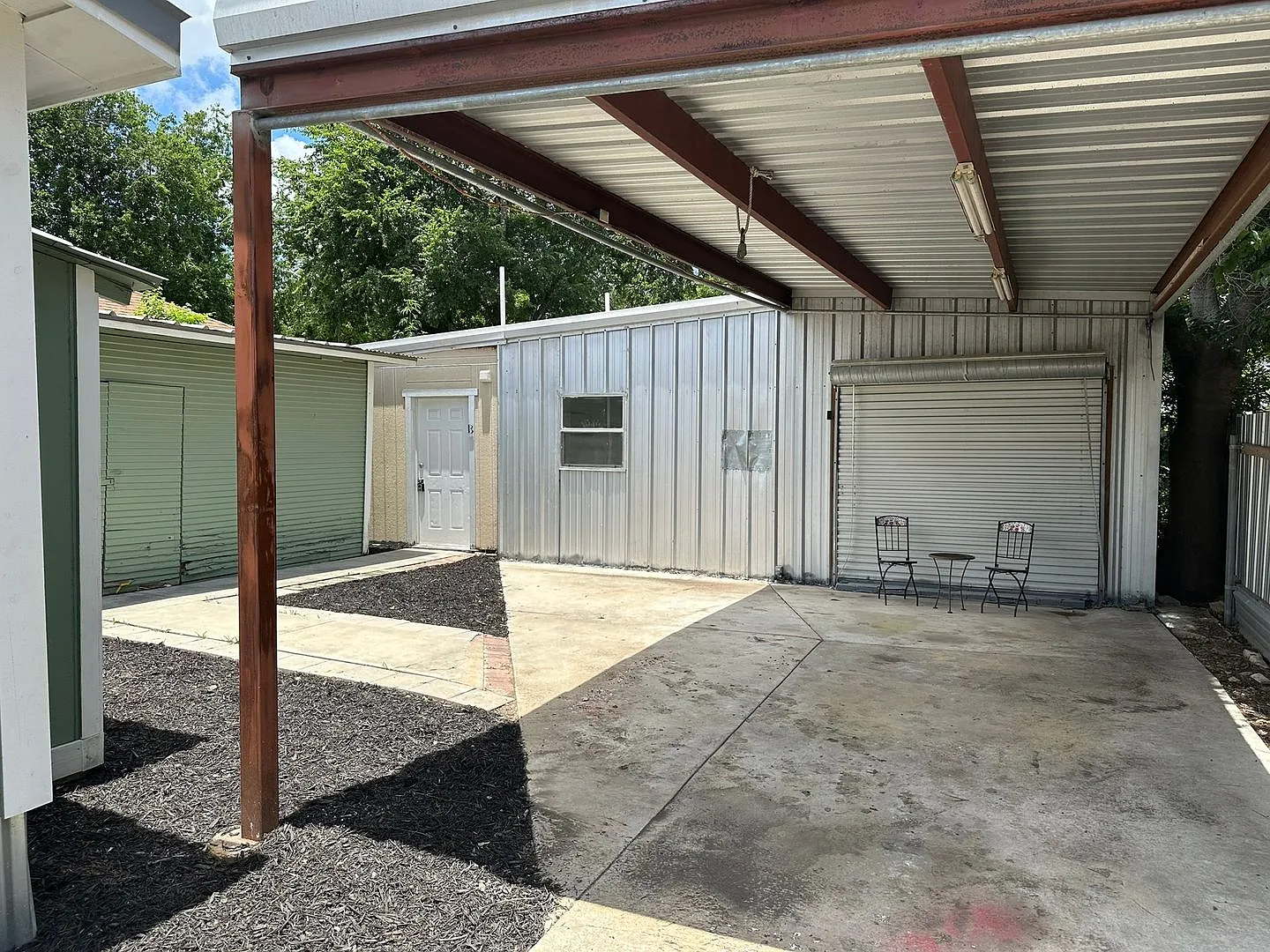 2-Bedroom, Great Location, Off street parking! — Photo 2