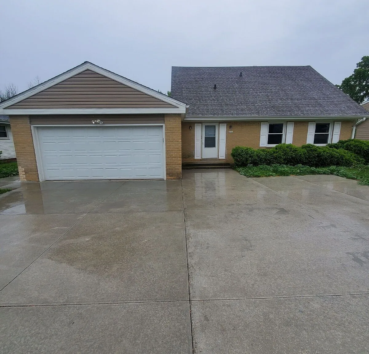 2 bed, 1.0 bath, 918 sqft, $1,145 — Photo 1
