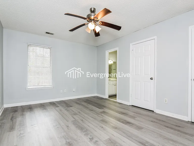 404 Winslow Way — Photo 7