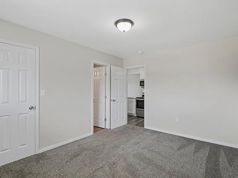 Oak Street Flats: Ranch Style Fully Remodeled Come Check Us Out — Photo 51