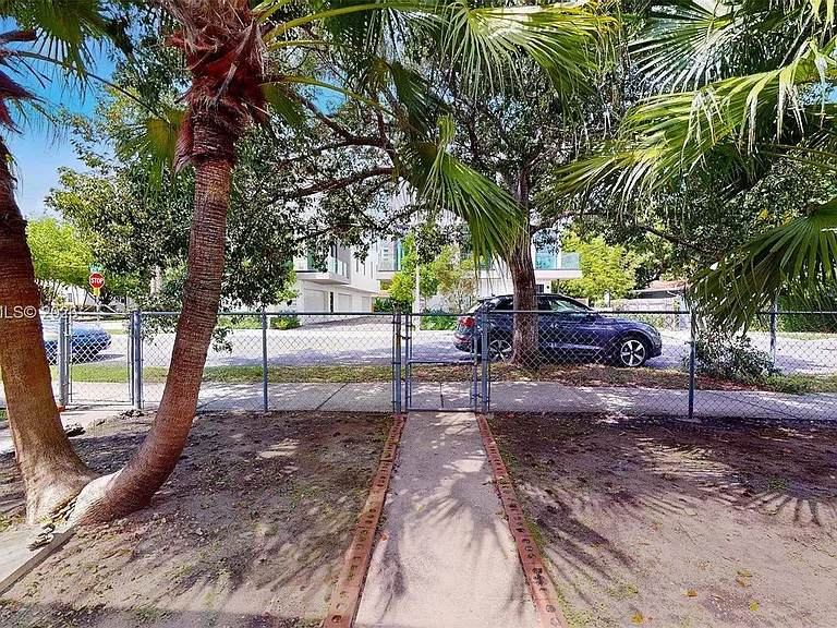 2499 SW 27th St #5 — Photo 6