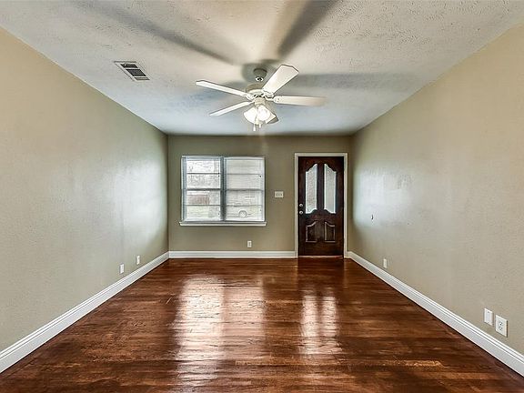 2nd image of 1014 Burleson St