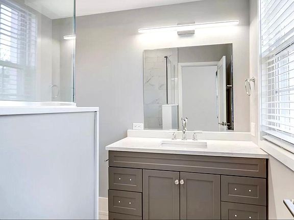 4th image of 545 N Wood St #1