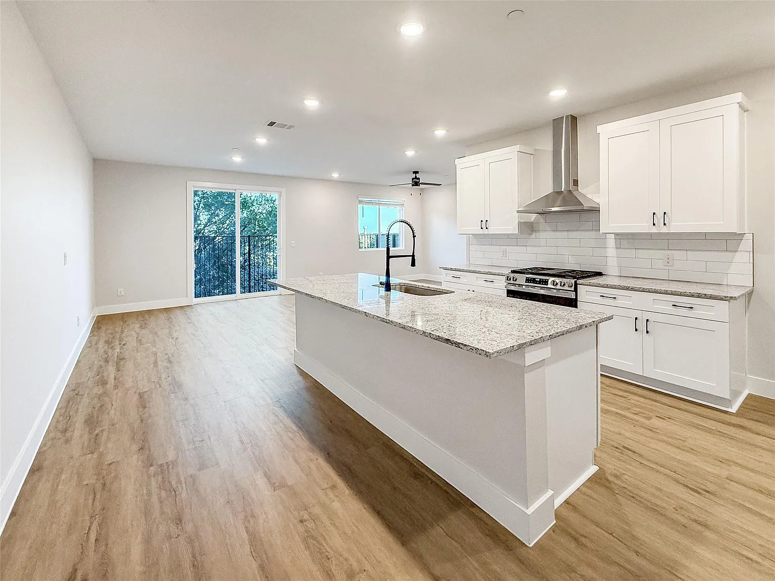 3 bed, 2.5 bath, 1843 sqft, $3,390 — Photo 4