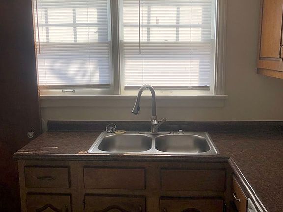 4th image of 555 Woodsdale Ave