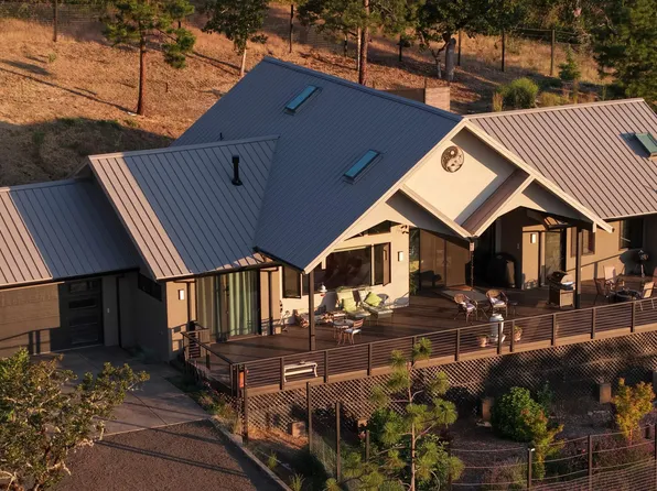 693 Ironwood Dr, Eagle Point, OR 97524