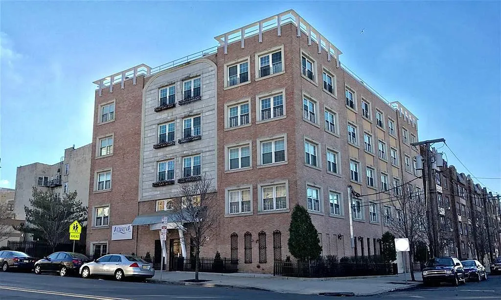 2 bed, 1040 sqft, $3,200 — Photo 1