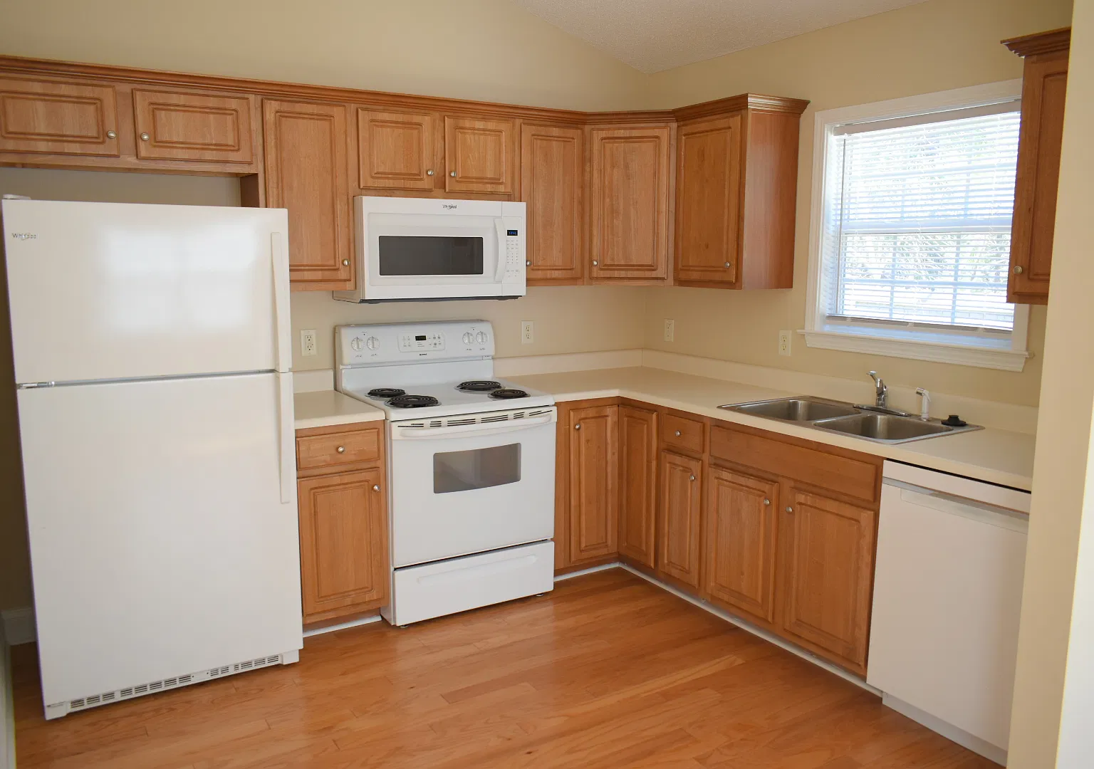3 bed, 1178 sqft, $2,100 — Photo 4