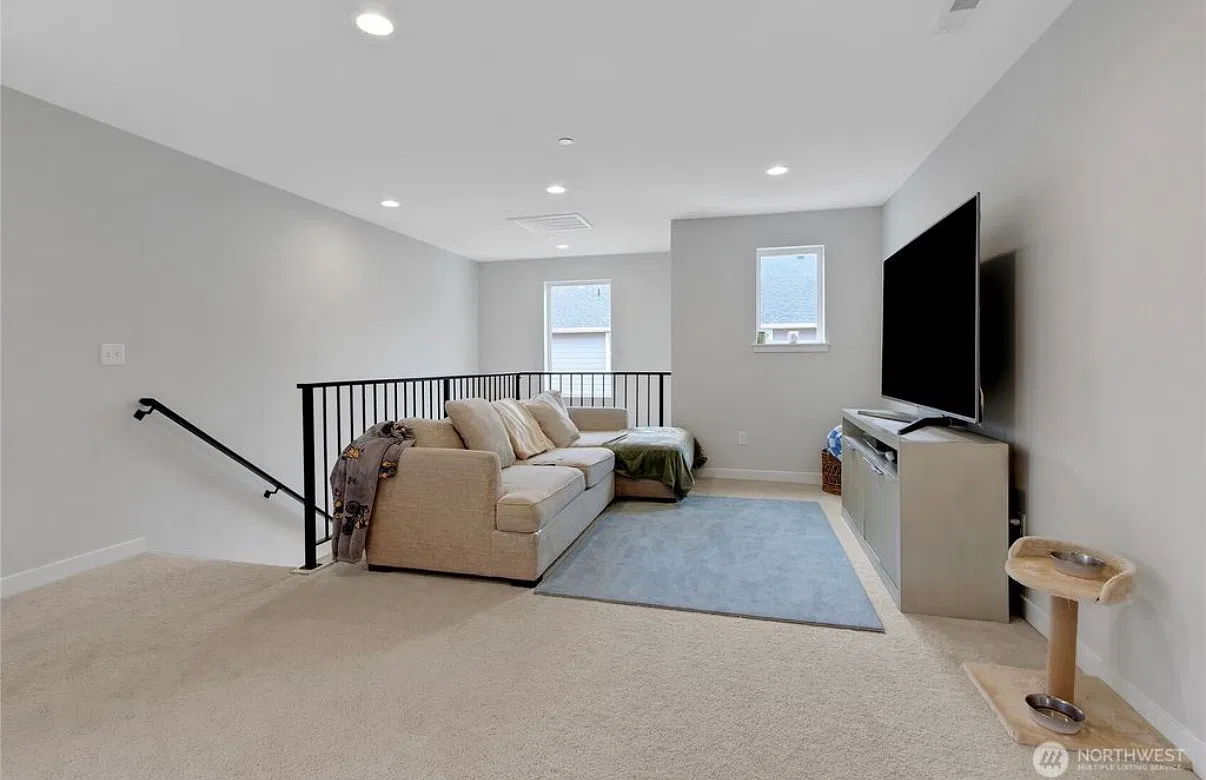 4 bed, 2336 sqft, $3,500 — Photo 4