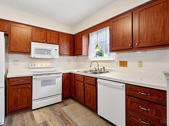5th image of 5868 N Highwood Dr