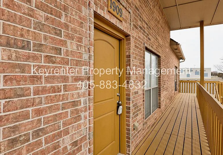 1911 Dover St #1911 — Photo 3