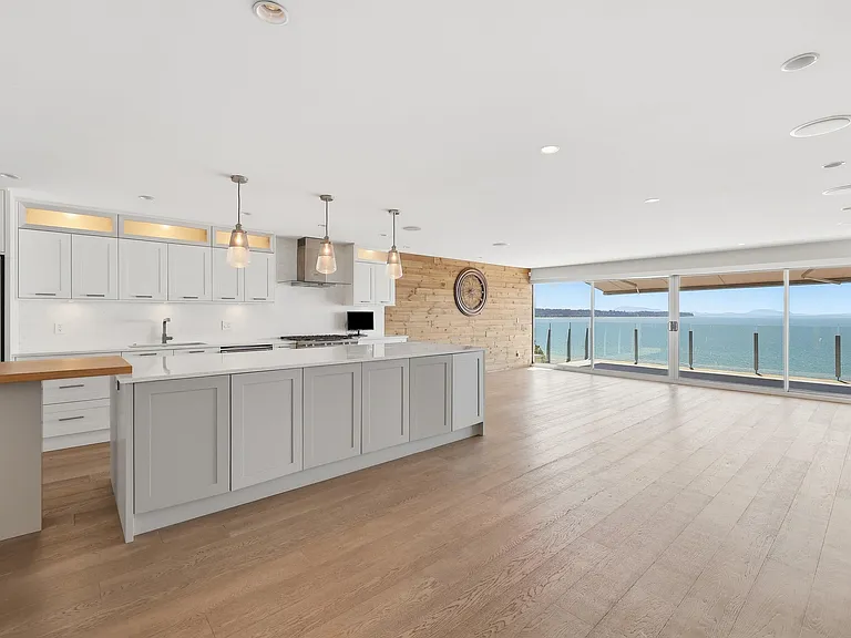 15240 Victoria Ave — Photo 1