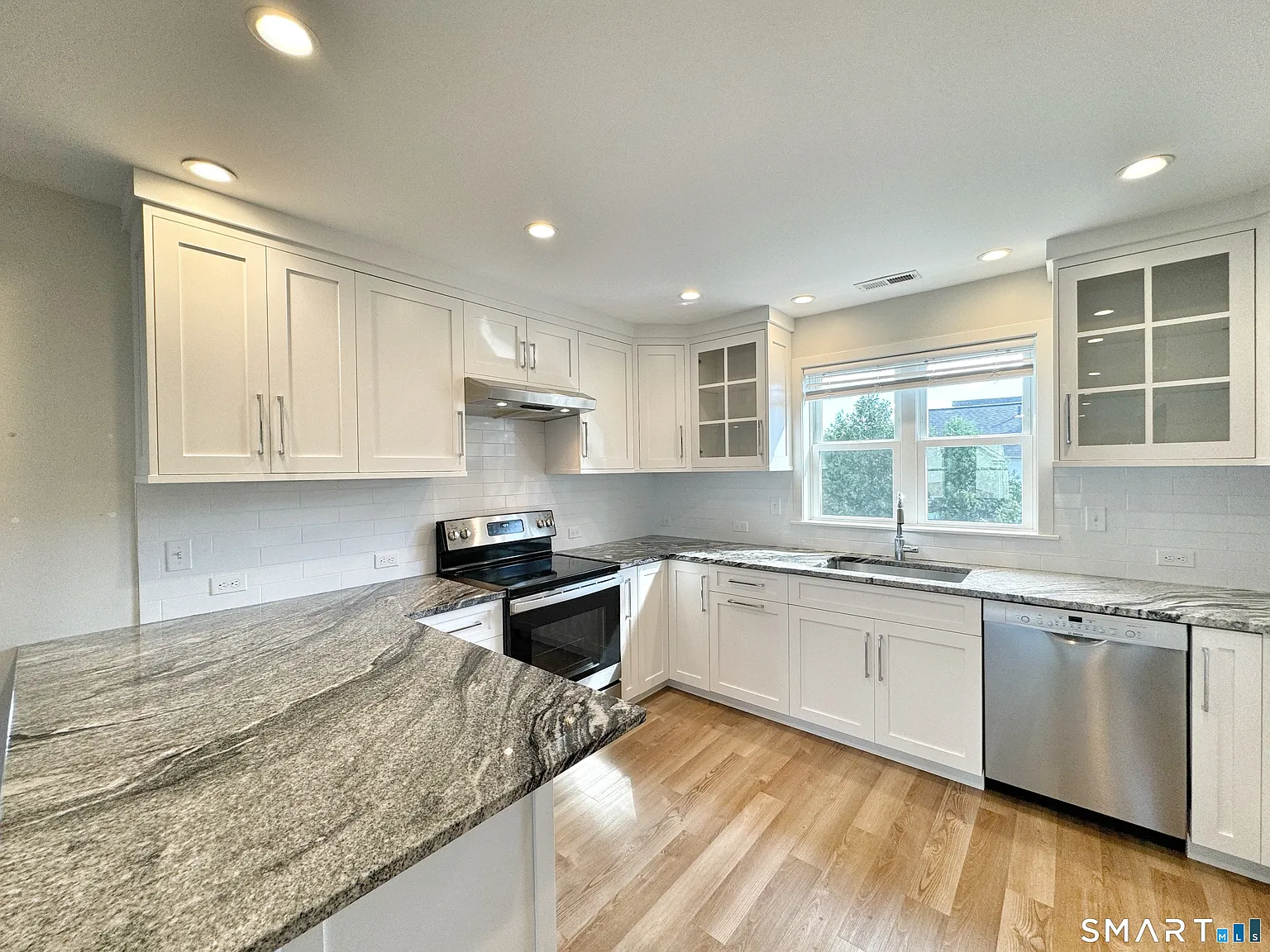 3 bed, 2.0 bath, 1500 sqft, $3,495 — Photo 2