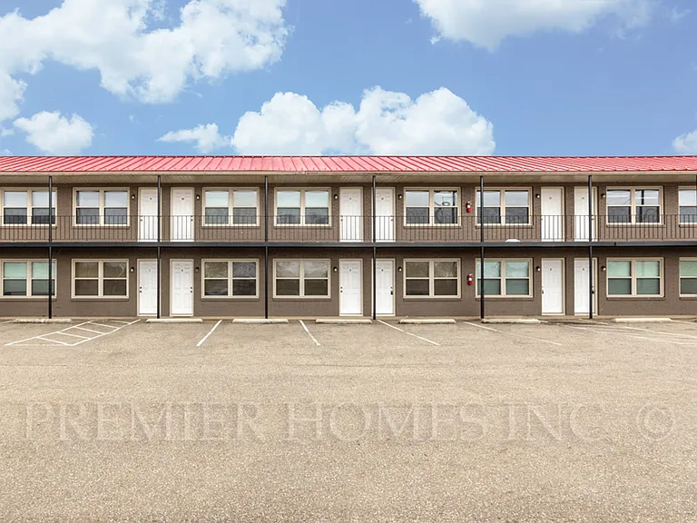 714 S Wooster Ave — Photo 4