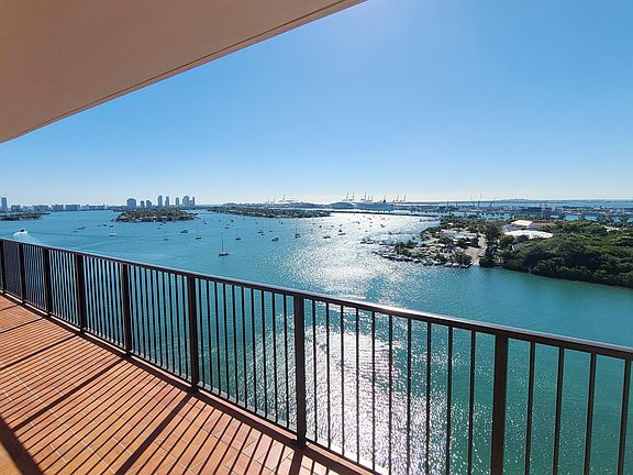 2nd image of 1000 Venetian Way