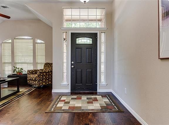 4th image of 705 Oak Hollow Ln