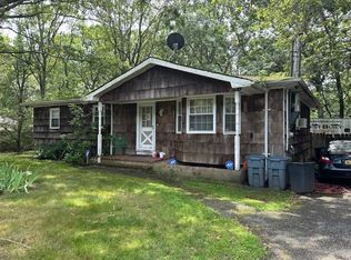 358 S Service Rd, Center Moriches, NY 11934