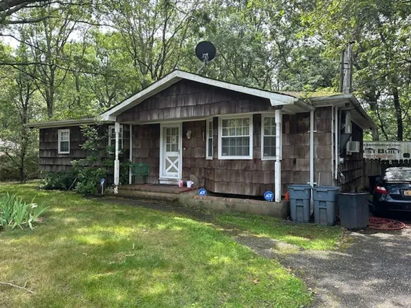 358 S Service Rd, Center Moriches, NY 11934
