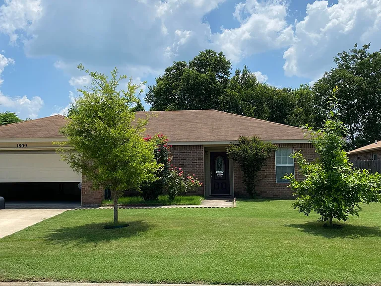 1809 Liberty Hill Dr — Photo 1