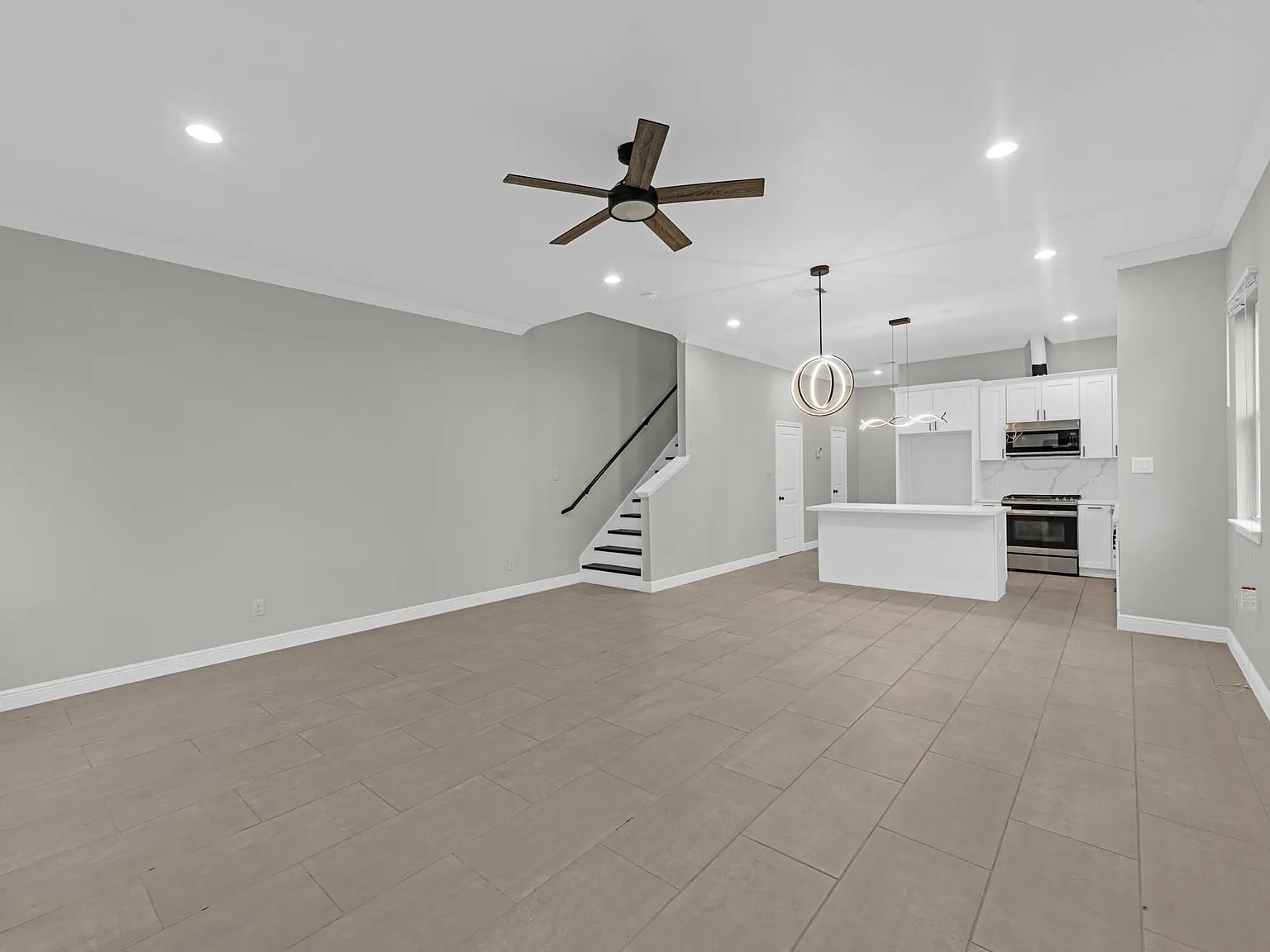 3 bed, 2.5 bath, 1980 sqft, $2,000 — Photo 1