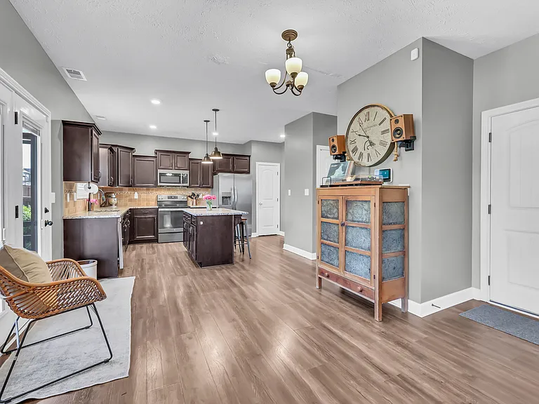 109 Easton Dr — Photo 11