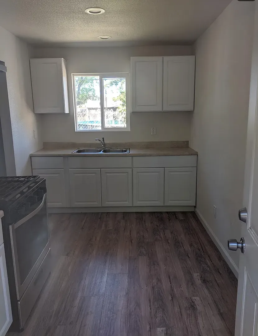 Cute and Clean 400sq ft Studio Available! — Photo 4