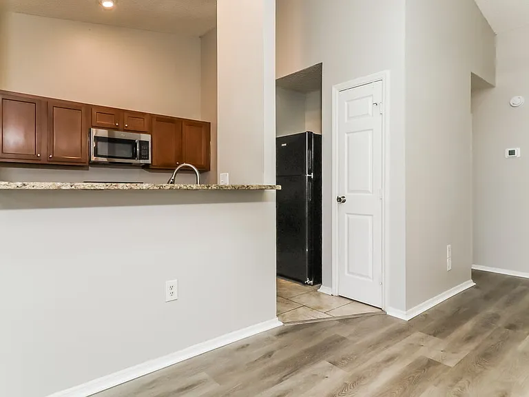 10935 Livingston Dr — Photo 6