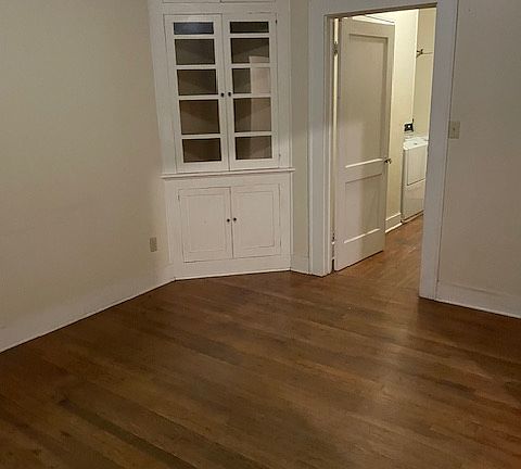 4th image of 907 Center St