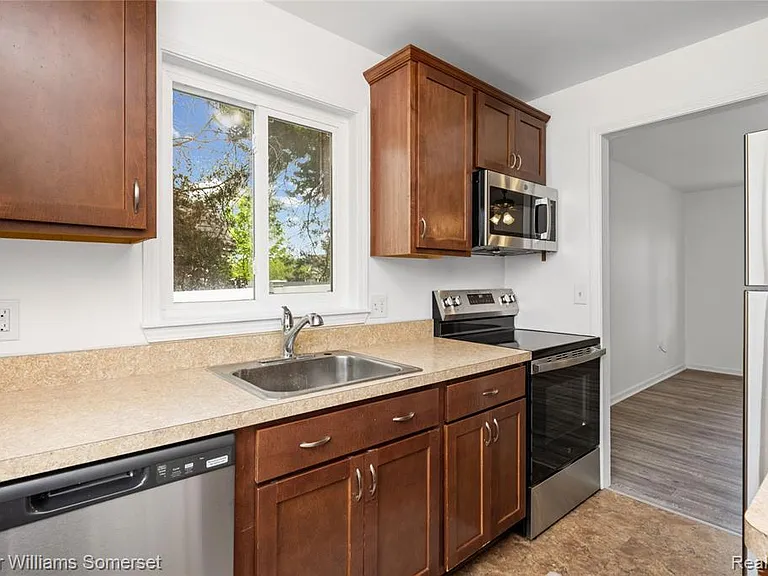 90 Tacoma Dr — Photo 14