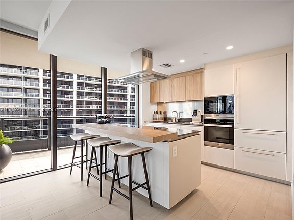 4th image of 1000 Brickell Plz #4215