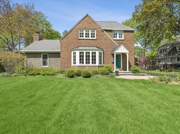 6 E Witchwood Ln, Lake Bluff, IL 60044