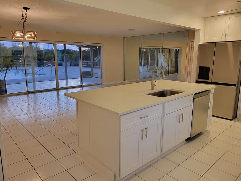1730 Robinhood Ln — Photo 6