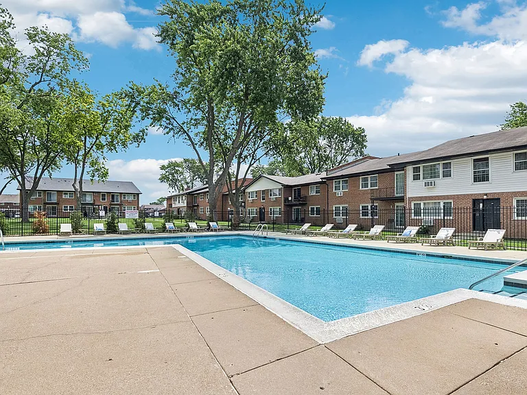 ReNew Des Plaines North & South — Photo 28