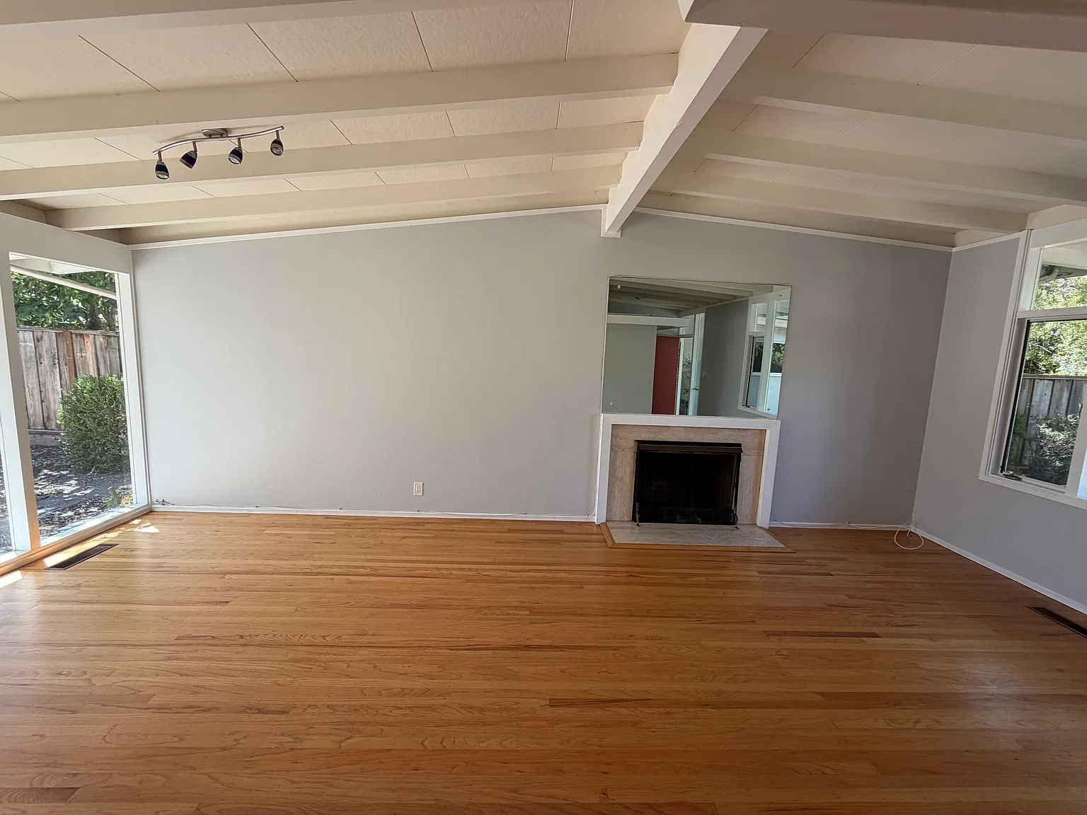 5 bed, 2250 sqft, $9,995 — Photo 3