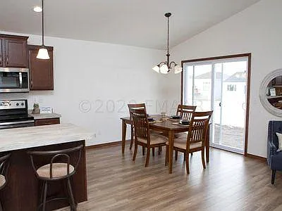 1099 Highland Ln W — Photo 8