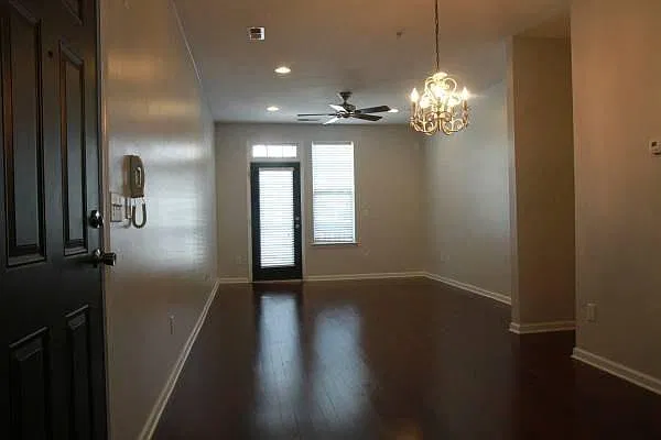 2 bed, 1000 sqft, $2,095 — Photo 2