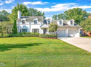 1121 S Oxford Rd, Grosse Pointe Woods, MI 48236