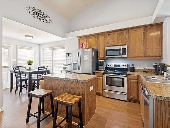 4th image of 1308 Honeywood Ln