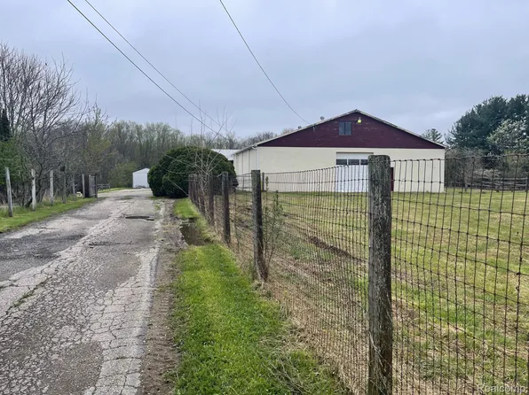 8261 Fenton Rd, Grand Blanc, MI 48439