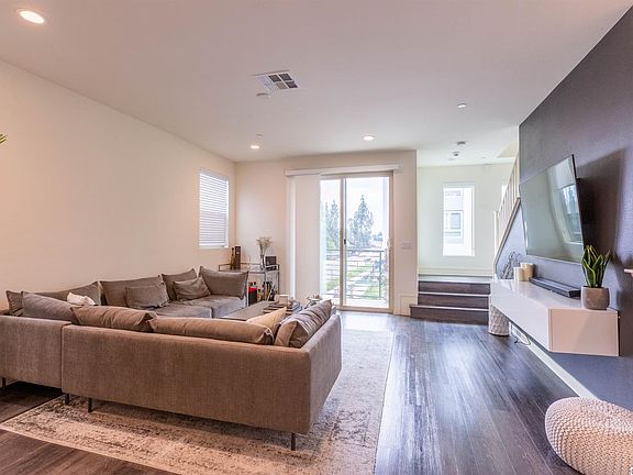 4th image of 19502 Astor Pl
