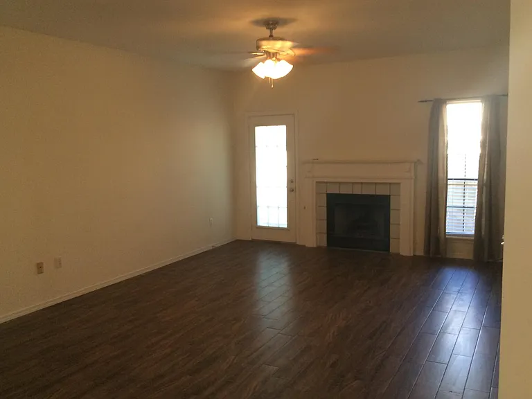 2050 E Farr Ln — Photo 2