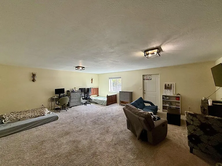 1176 NE Bonney Doon Ln — Photo 14
