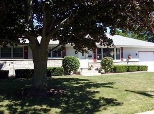 1707 Sunset Ridge Dr, West Bend, WI 53090